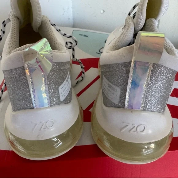 Nike White and Gray Sneakers with Modern Design - Picture 3 of 9